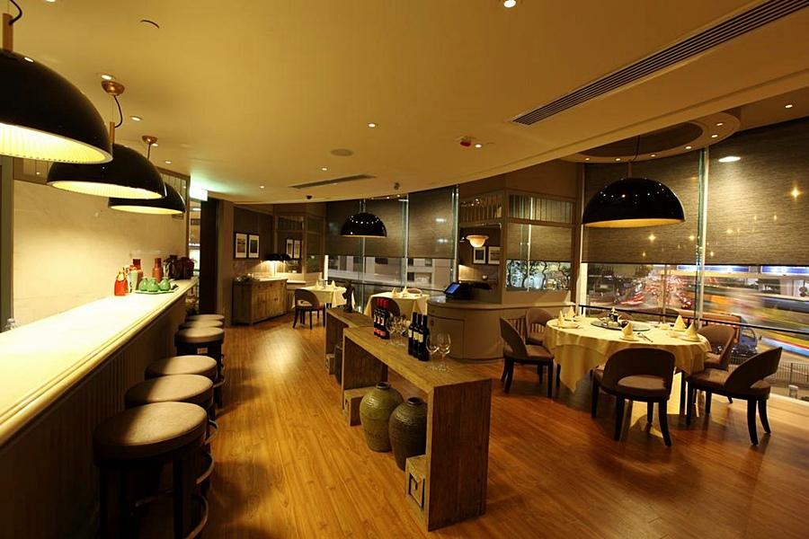 Dorsett Wanchai, Hong Kong Dış mekan fotoğraf Interior of a restaurant in Hong Kong