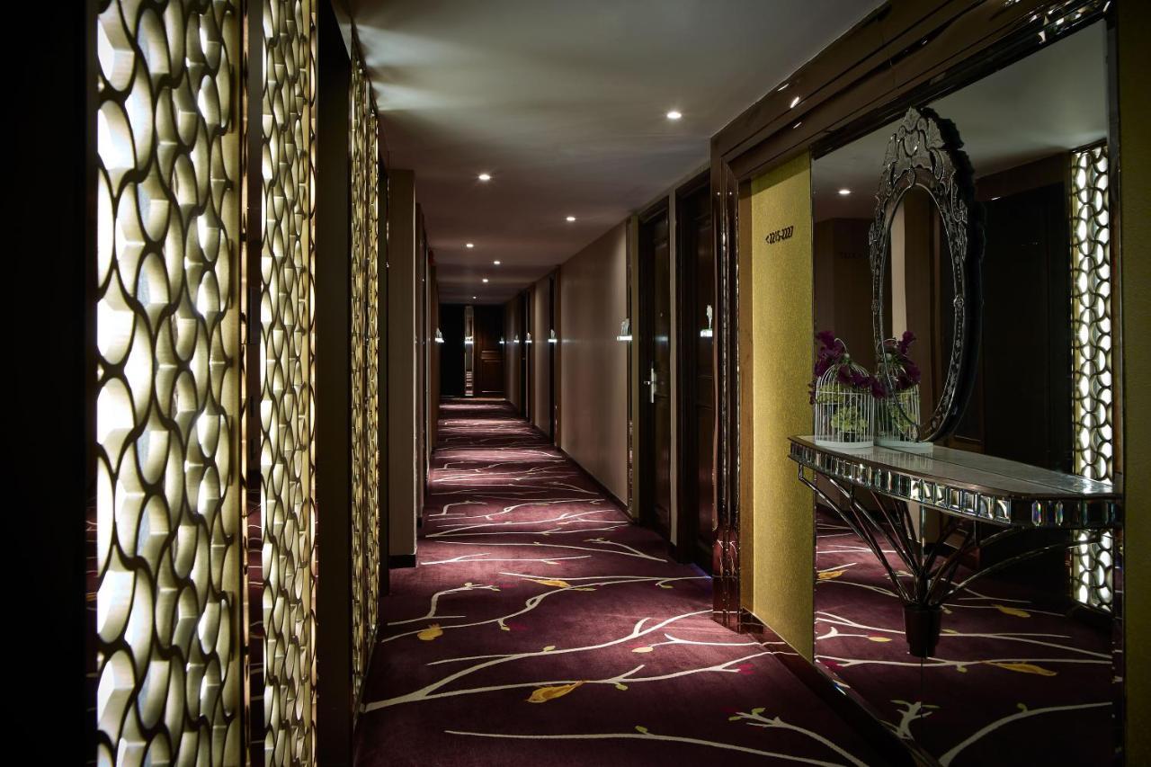 Dorsett Wanchai, Hong Kong Dış mekan fotoğraf A corridor at the hotel