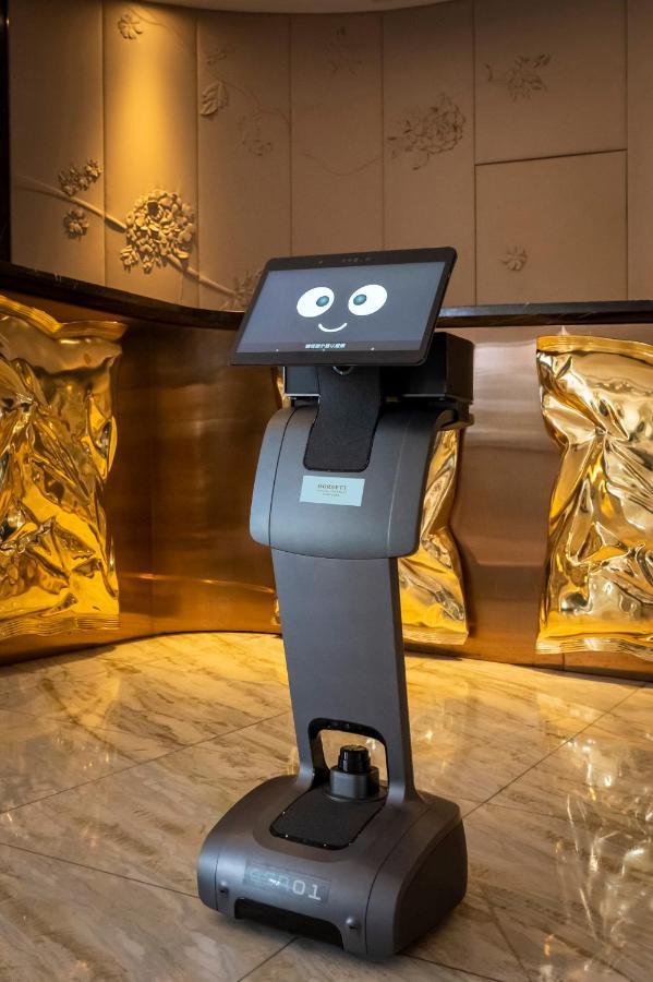 Dorsett Wanchai, Hong Kong Dış mekan fotoğraf A Pepper robot at the lobby of the Mandarin Oriental, Tokyo